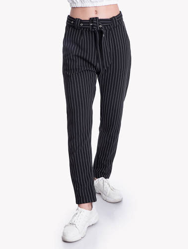 מכנסיים עם חגורה