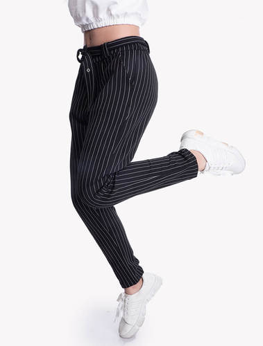 מכנסיים עם חגורה