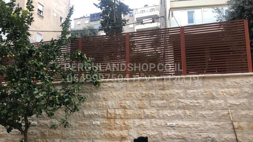 גדר אלומיניום דגם הייטק דמוי עץ מהמם . הכל למידות שלכם . את הרווחים אפשר לקבוע לבד . קל להתקנה 