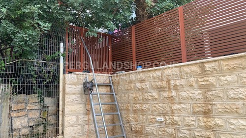 גדר אלומיניום דגם הייטק דמוי עץ מהמם . הכל למידות שלכם . את הרווחים אפשר לקבוע לבד . קל להתקנה 