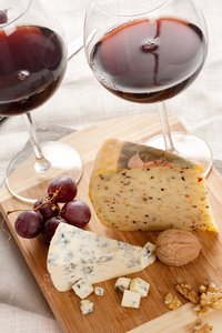 ערב צרפתי - טיפול מסג' זוגי עד הבית עם גבינות ויין גימיק מתנות