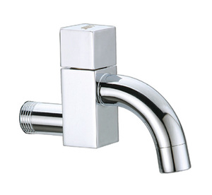 ברז מים קרים מרובע מהקיר