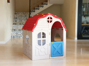 בית ילדים מתקפל מפלסטיק למרפסת או לחצר תוצרת ישראל מנגנון קיפול ייחודיי