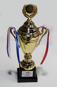 גביע ניצחון גדול ומפואר עם הקדשה