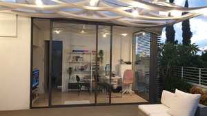 פרופילים לפרגולת אלומיניום יוקרתית המשלבת רצועות בדי דראלון ספרדי שעולים ויורדים . מראה קייצי משגע עם מגוון אפשרויות צבעים בלתי מוגבל . 