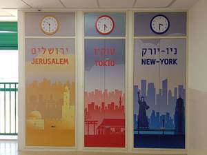 טפט ויניל, לוח מחיק, לוח גיר ומדבקות רצפה בבית הספר פאול קור