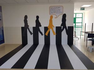 טפט ויניל, לוח מחיק, לוח גיר ומדבקות רצפה בבית הספר פאול קור