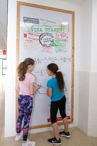 טפט ויניל, לוח מחיק, לוח גיר ומדבקות רצפה בבית הספר פאול קור