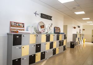 טפט ויניל, לוח מחיק, לוח גיר ומדבקות רצפה בבית הספר פאול קור