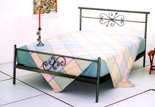 מיטה מתכת אביבית 