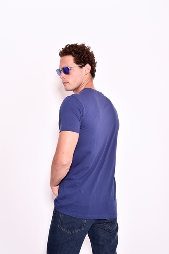 חולצת T צווארון V