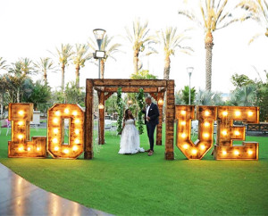 נדנדה ואותיות עץ מוארות