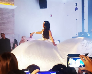 כניסת שמלה מתנפחת