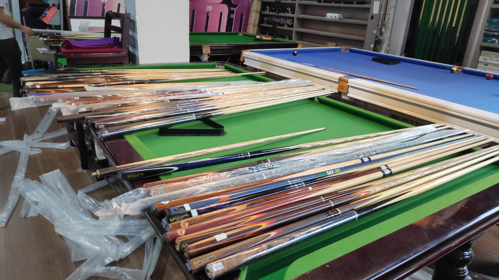 מקל מתברג מתצוגה בדגמים שונים