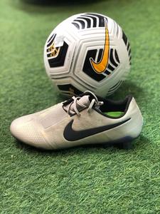 נעלי כדורגל - NIKE - מידה 42.5