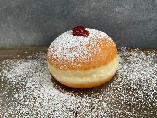 סופגנייה במילוי קונפיטורת תות