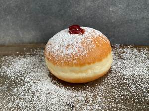 סופגנייה במילוי קונפיטורת תות