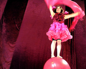 אישה על כדור