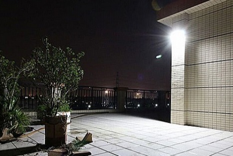 תאורה סולארית על קיר / חומה 60 וואט | תאורה סולארית+ פנטל מובנה AL60-WALL