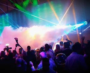 תותחי קור לכיוון הקהל ברחבה