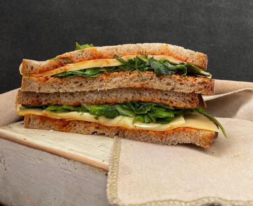 כריך גאודה (ממרח עגבניות מיובשות גבינת גאודה ועלי בייבי)