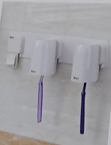 מחזיק מברשת שיניים בצבע לבן לתלייה בוואקום