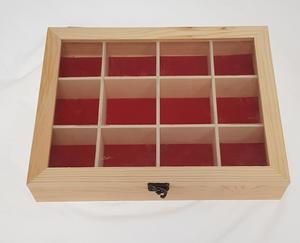 קופסה עם חלוקה מכסה זכוכית וקטיפה אדומה 22/28/5