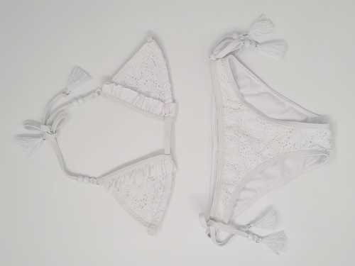 בגד ים בקיני משולשים וחרוזים