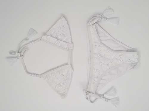 בגד ים בקיני משולשים וחרוזים