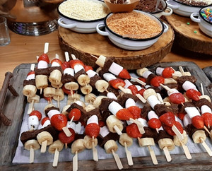 עמדת שיפודי פירות