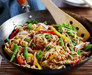 עמדת נודלס מוקפץ תאילנדי