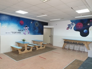 טפט ויניל, לוח מחיק, הדפסה על עץ ופיויסי בבית ספר "הדר"  פ"ת