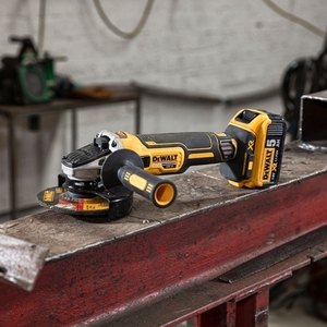 משחזת זווית נטענת בראשלס "5 + 2 סוללות DeWALT 18V 5Ah 