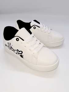 סניקרס עם דפוס