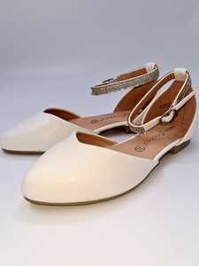 נעל עם אבנים