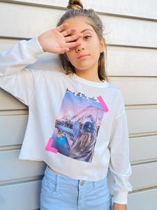 חולצת קרופ בוקס עם פוטופרינט