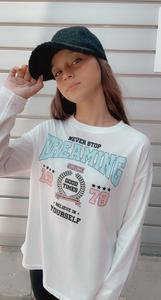 חולצה אוברסייזד עם דפוס קולג׳