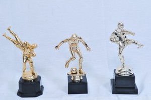 גביע כדורגל גדול-שחקן בועט בכדור 24 ס"מ