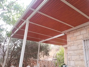 פרגולות אלומיניום מדגם: הייטק פרימיום דמוי עץ המשלבת כתר היקפי של 120*50 ומערך הצללה שקוע : Z ( או מלבן בתוספת תשלום) 