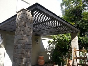 פרגולה על עמודי בטון קיימים מדגם הייטק פרימיום - כתר 120*50 דמוי פלדה עם הצללה שקועה : Z ( או מלבני 20*40 מ"מ בתוספת תשלום ) 