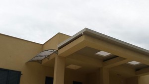 פרגולת אלומיניום בדגם פאנל אלומיניום מבודד על פרגולת בטון ( ללא צורך בקונסטרוקציה ) 