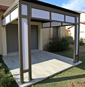 פרגולת אלומיניום עם תוספות מעוצבות