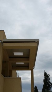 גג אלומיניום קל ומבודד מעל פרגולת בטון