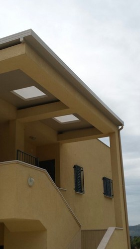 גג אלומיניום קל ומבודד מעל פרגולת בטון