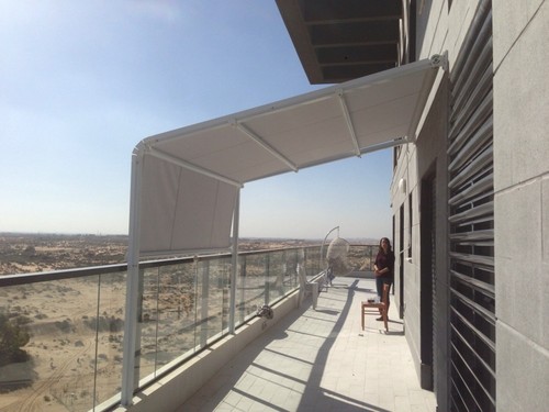 פרגולה חשמלית מדגם: סוכך מסילות קשתי הכולל שלדת אלומיניום איכותית , בד דראלון אקרילי ספרדי או PVC איכותי ומנוע מתקדם