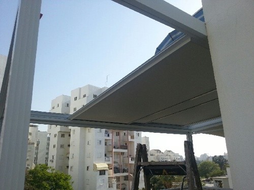 פרגולה נפתחת ידנית מדגם  : גג הזזה פאנל אלומיניום מבודד