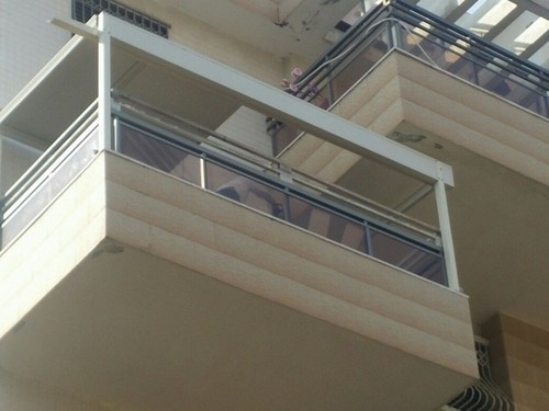 פרגולה נפתחת ידנית מדגם  : גג הזזה פאנל אלומיניום מבודד