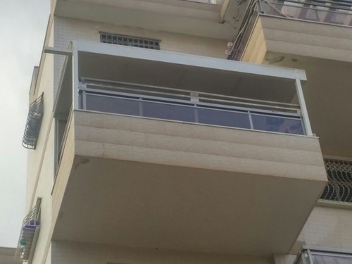 פרגולה נפתחת ידנית מדגם  : גג הזזה פאנל אלומיניום מבודד