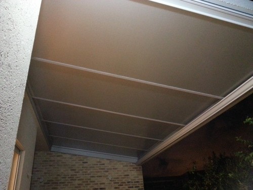 פרגולה נפתחת ידנית מדגם  : גג הזזה פאנל אלומיניום מבודד