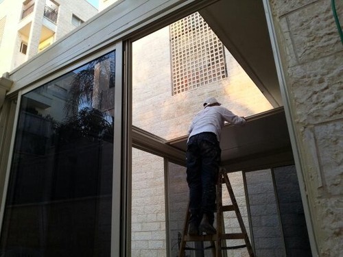 פרגולה נפתחת ידנית מדגם  : גג הזזה פאנל אלומיניום מבודד